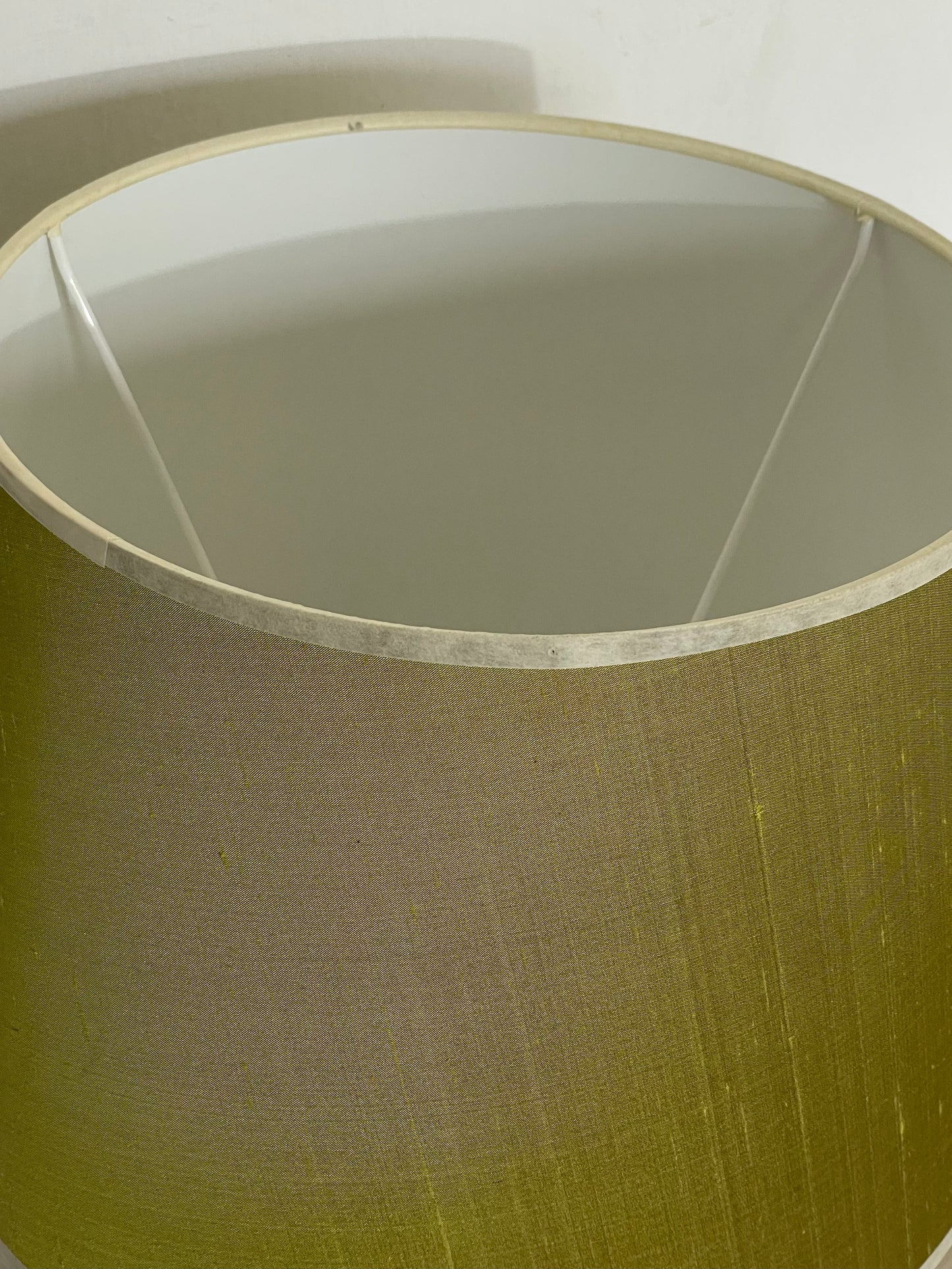 Green ceramic lamp with silk shade