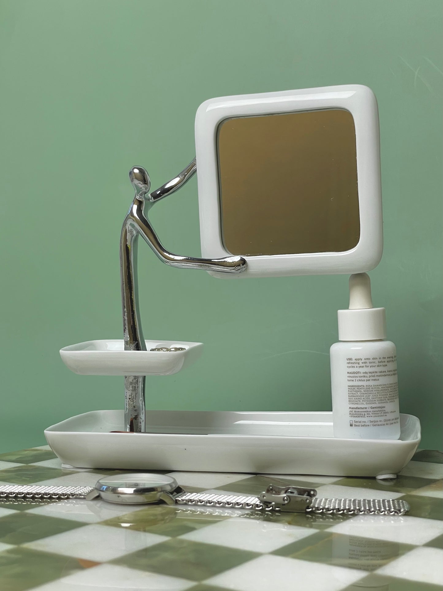 Retro style mini mirror with tray