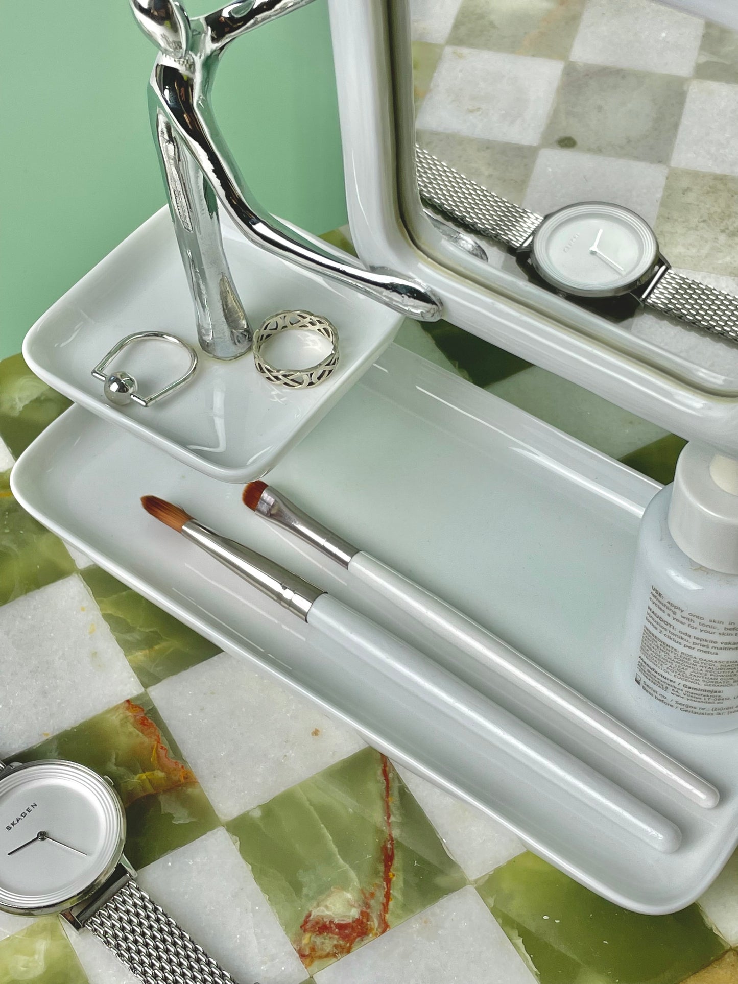 Retro style mini mirror with tray