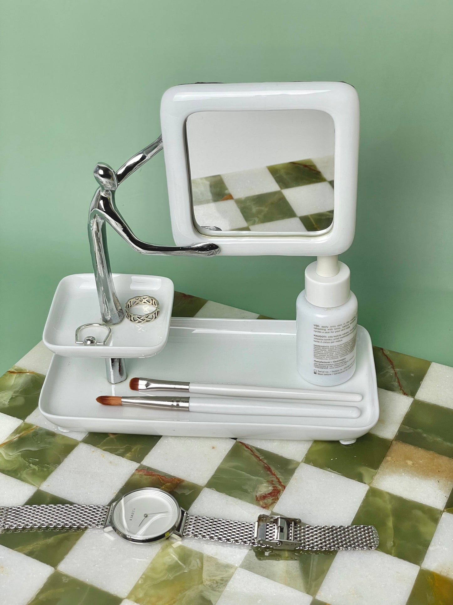 Retro style mini mirror with tray