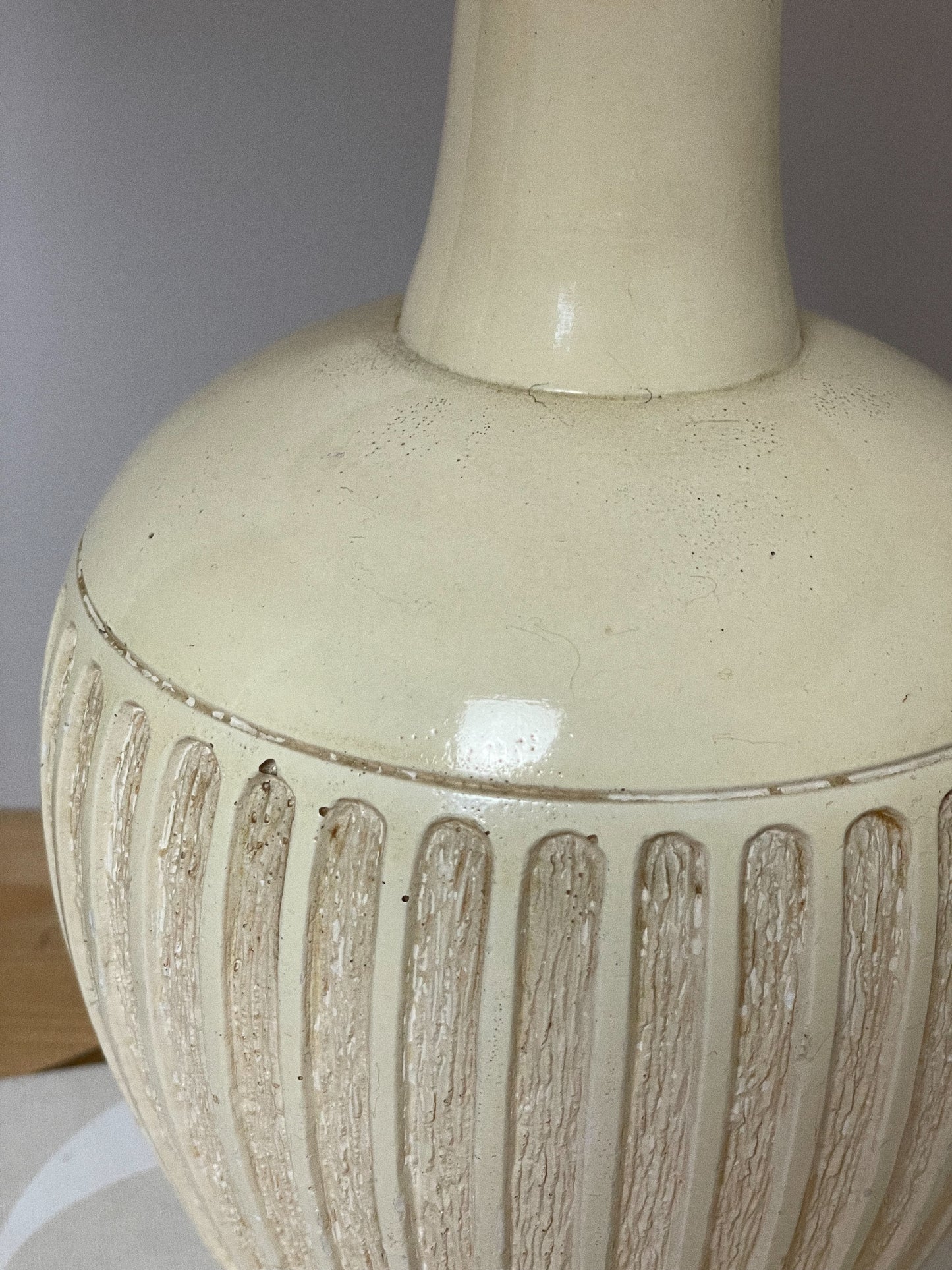 Heavy plaster lamp with scallop rattan shade