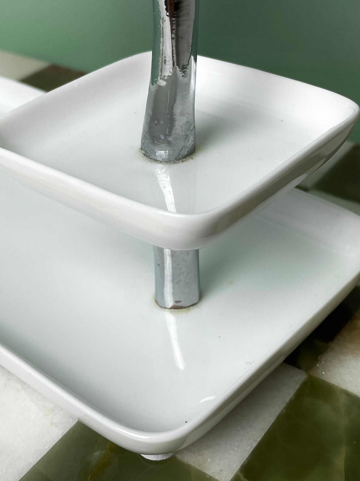 Retro style mini mirror with tray