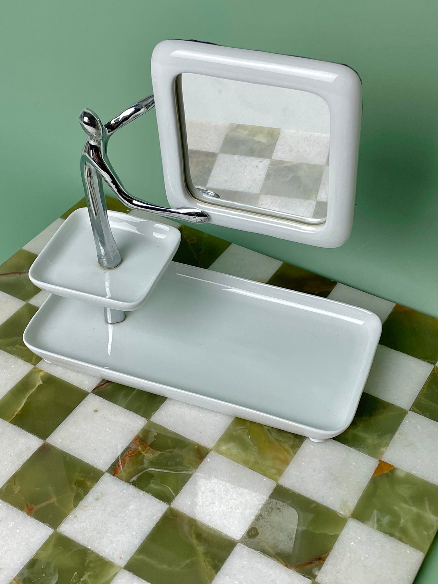 Retro style mini mirror with tray