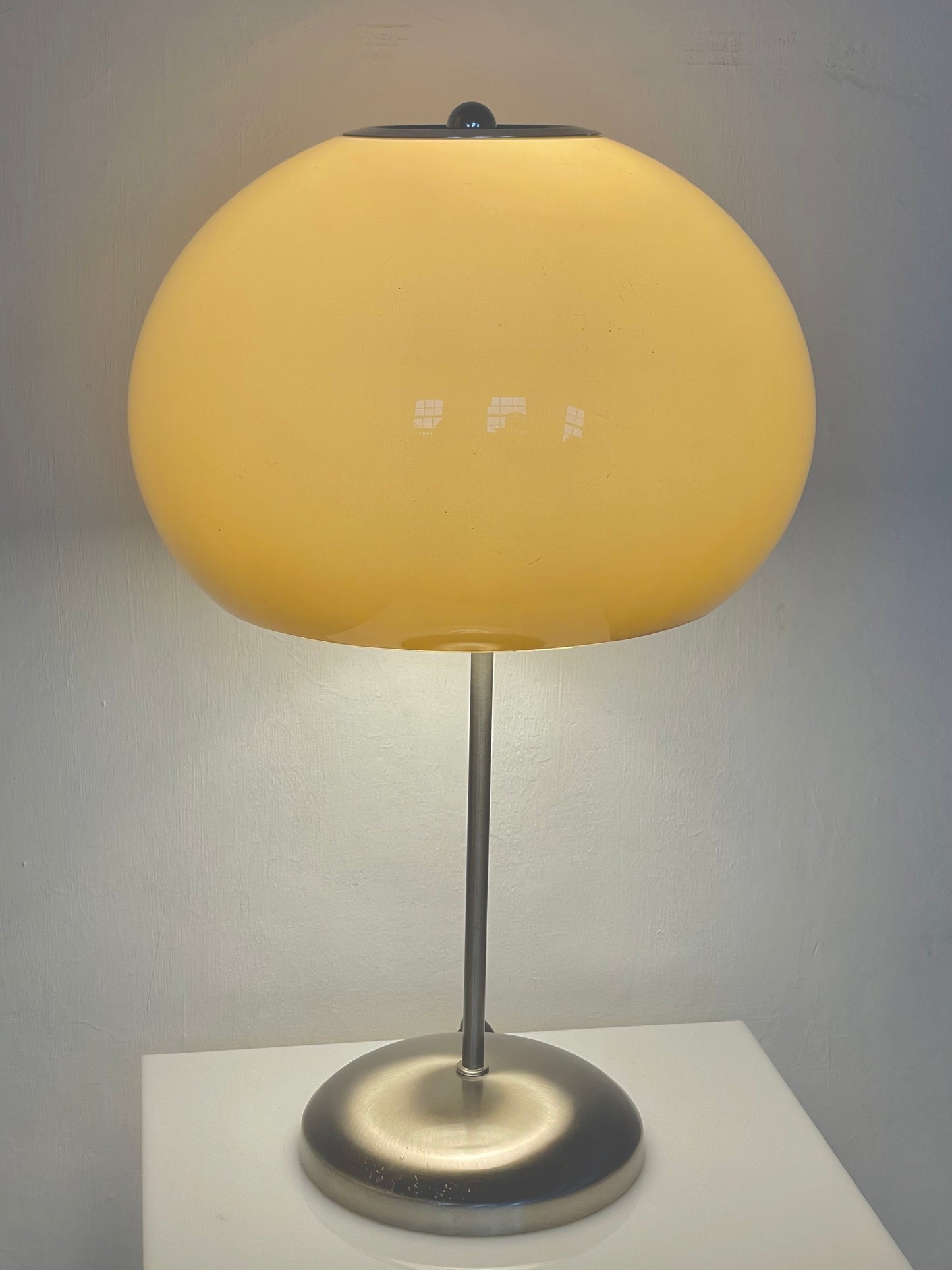 Beige touch base guzzini lamp