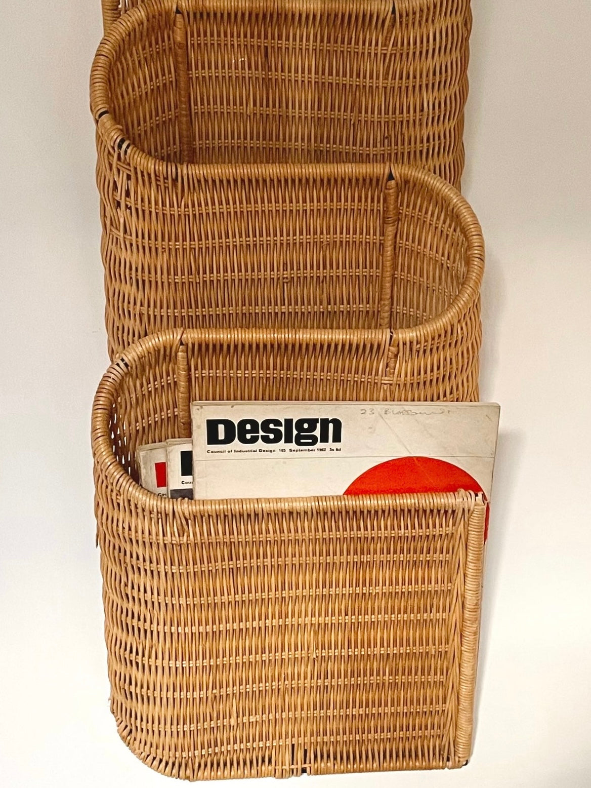 Wavy wicker magazine rack