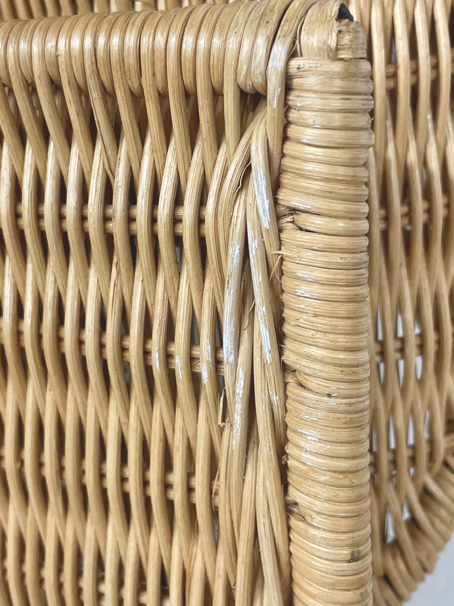 Wavy wicker magazine rack