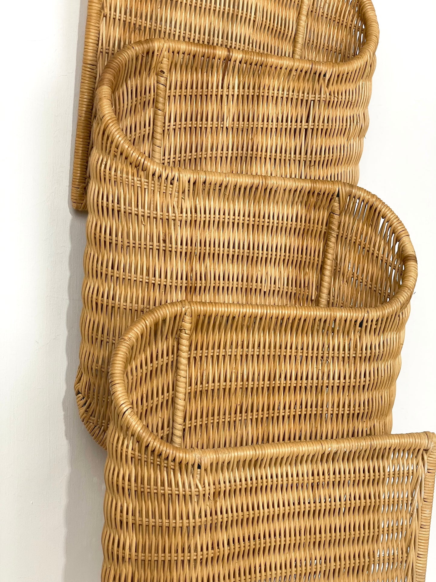 Wavy wicker magazine rack