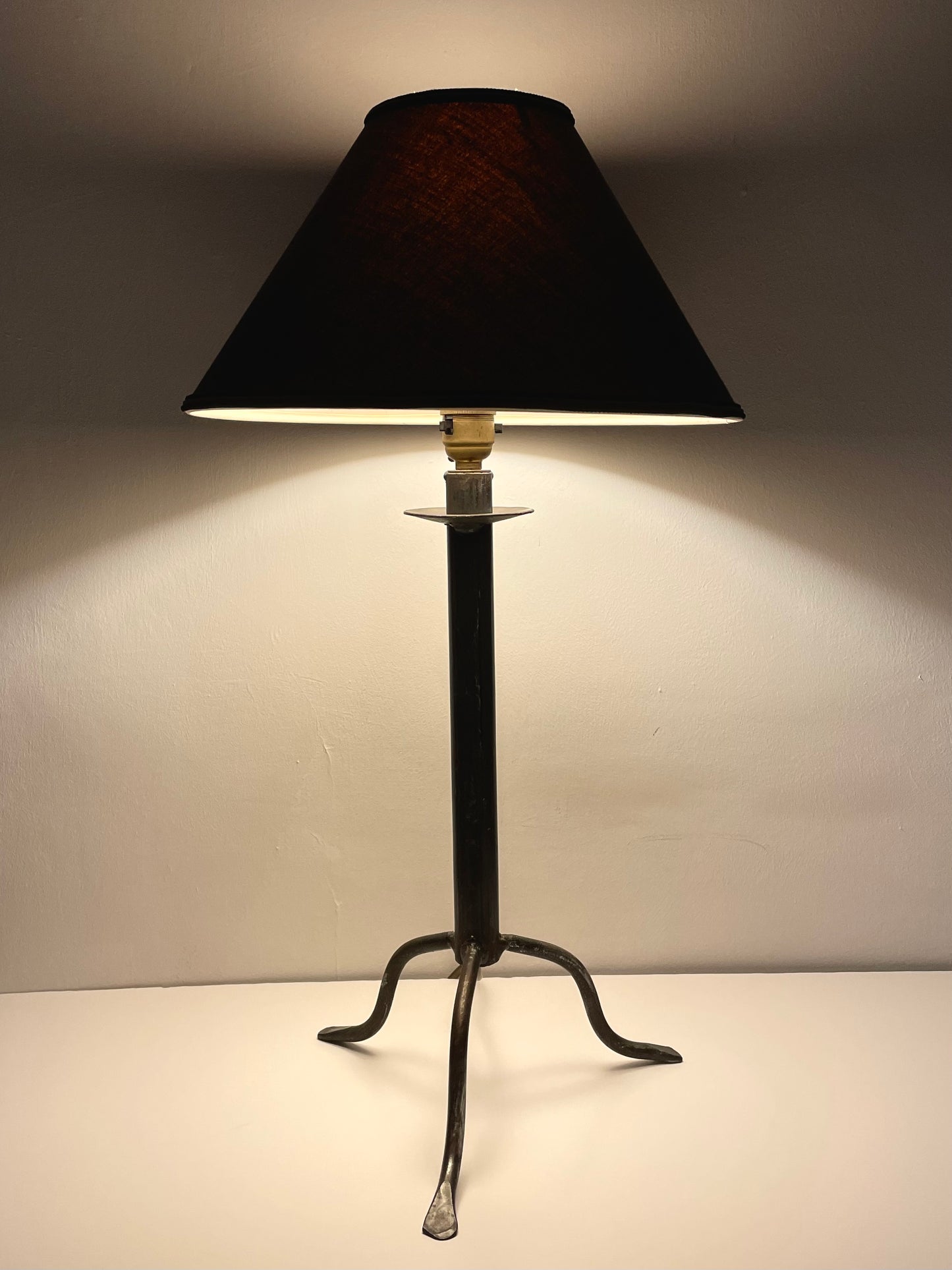 Industrial style tripod base lamp