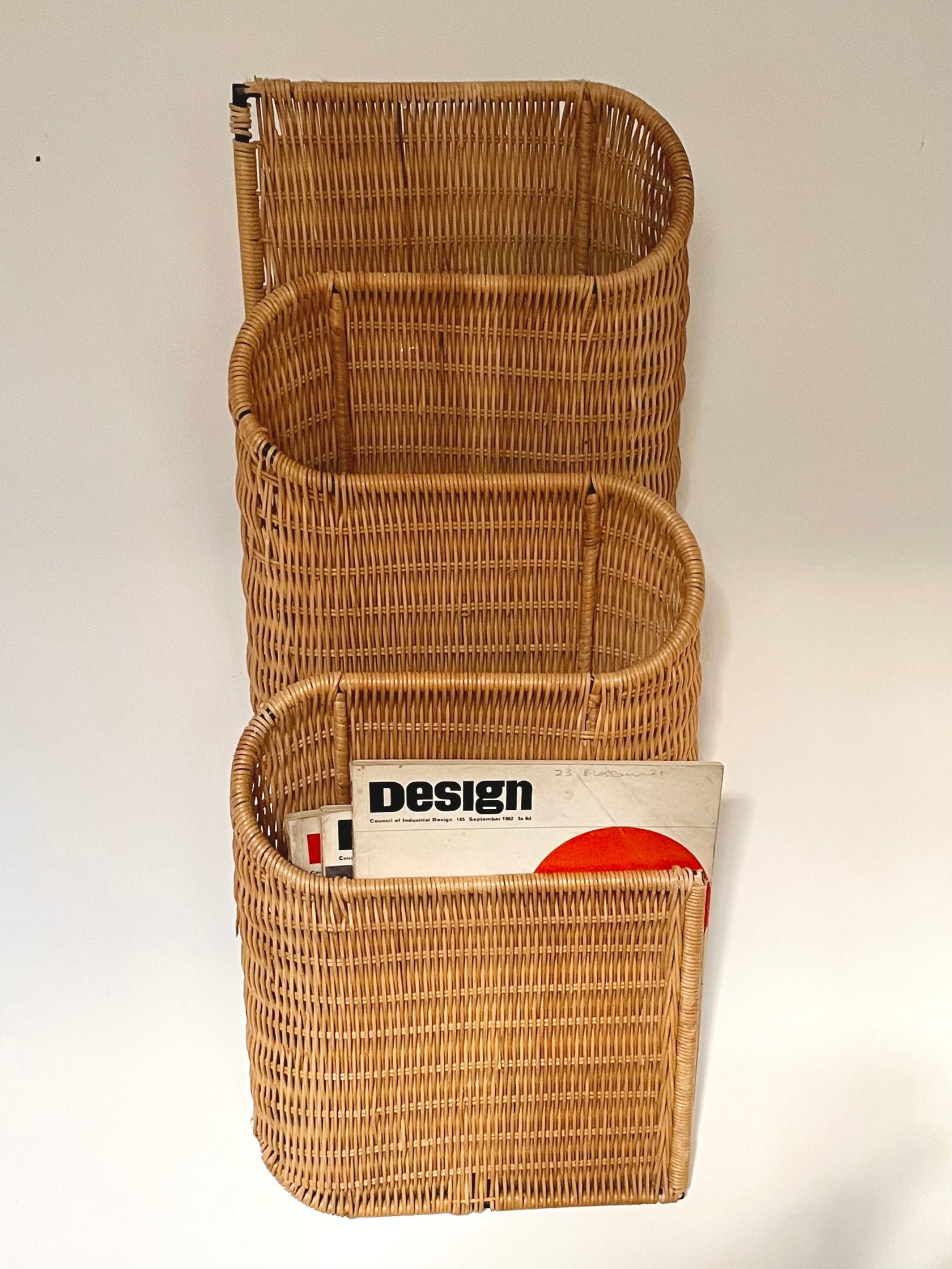 Ancien porte revues | Vintage | Des années 60 | En rotin | Modèle rare
