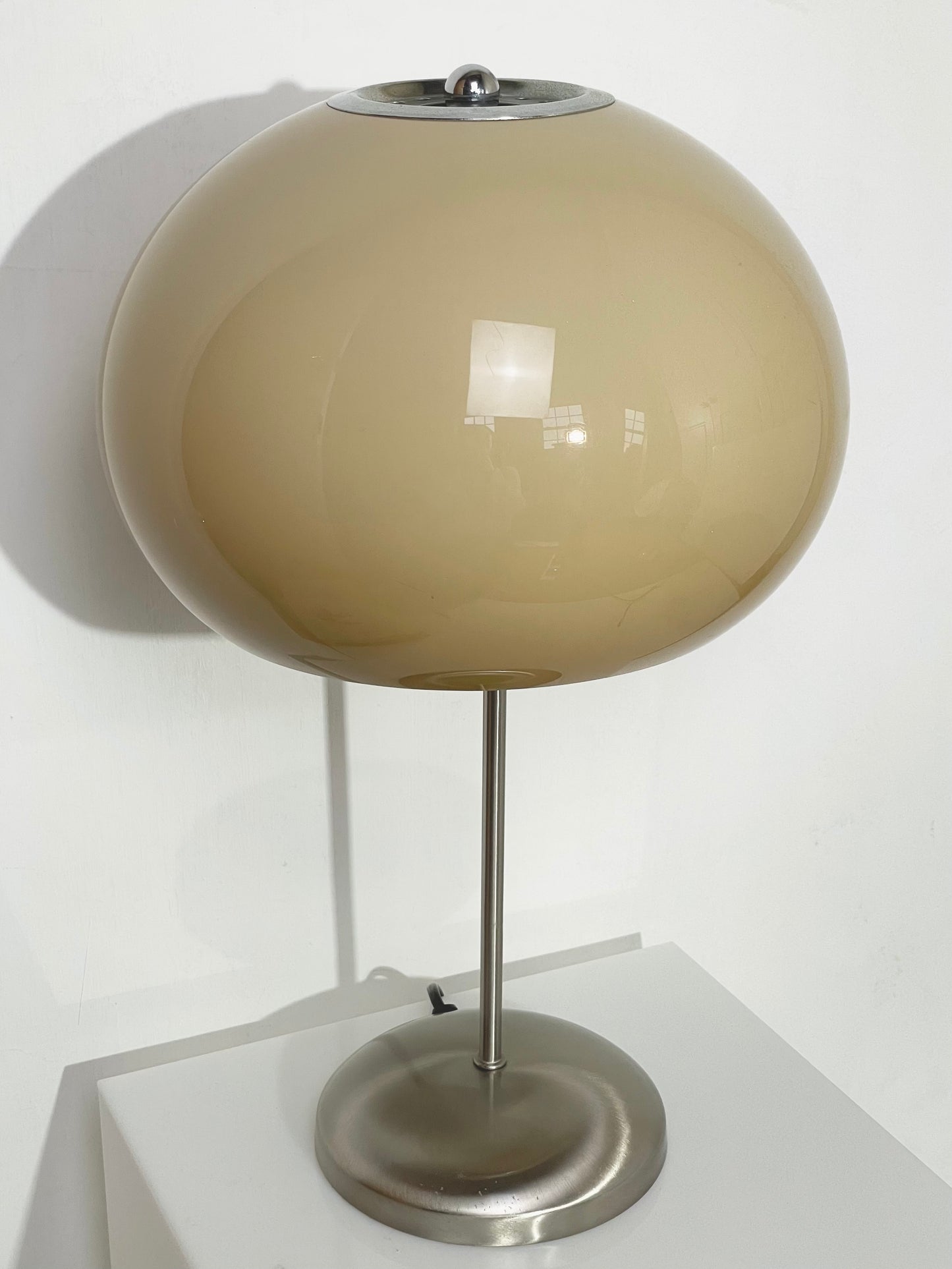 Beige touch base guzzini lamp