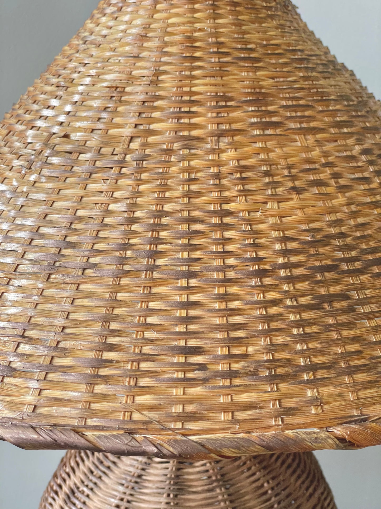 Rattan table lamp