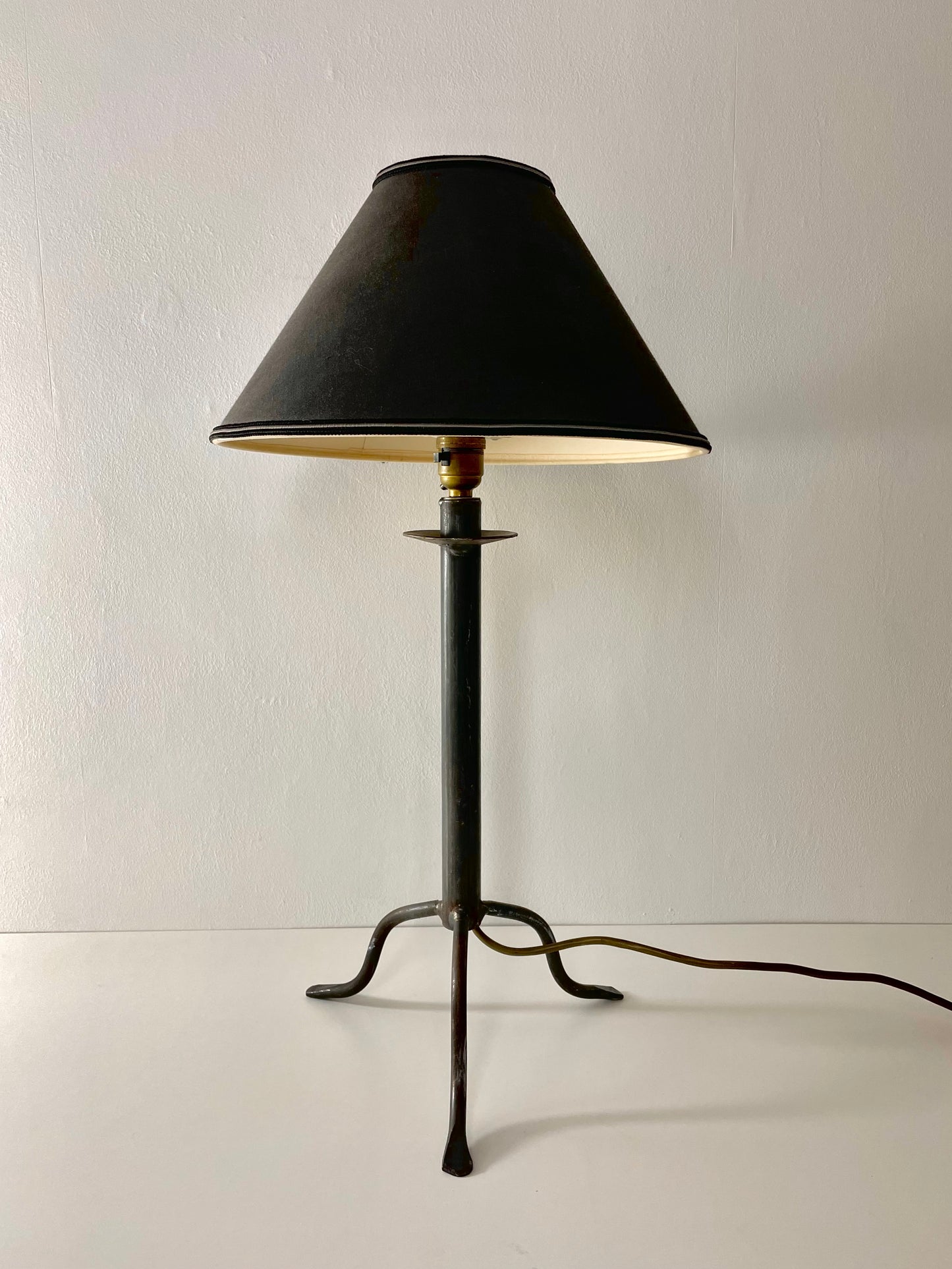 Industrial style tripod base lamp