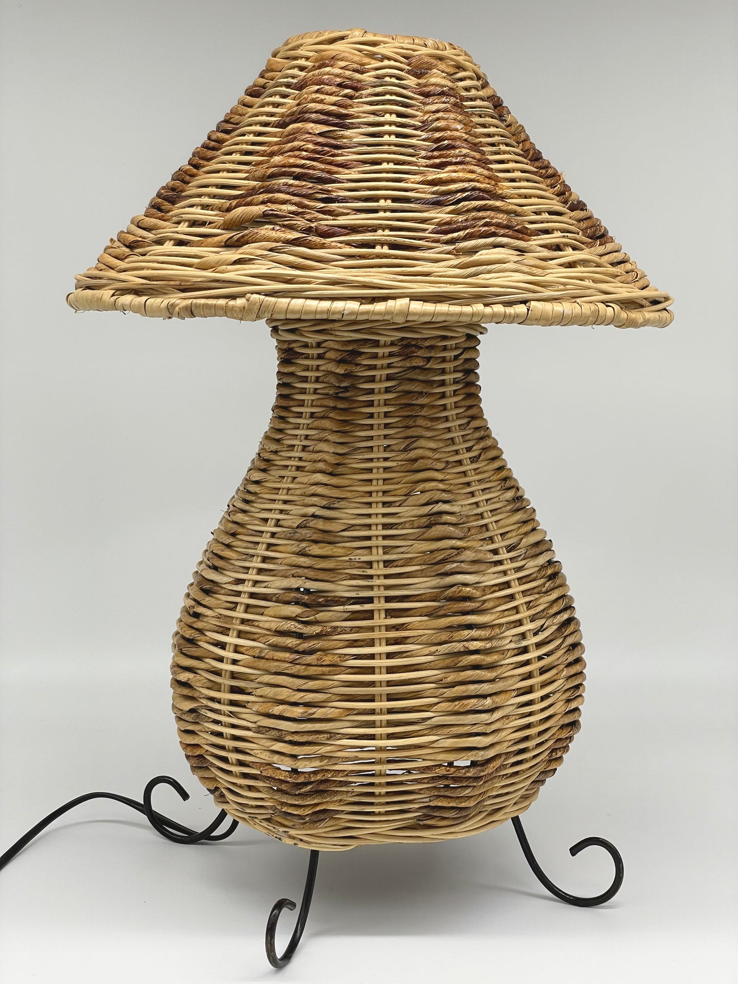 Large wicker lamp